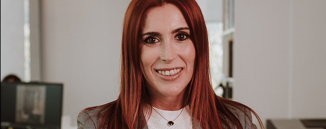 Profissional de arquitetura moderna com cabelo vermelho em escritório criativo.